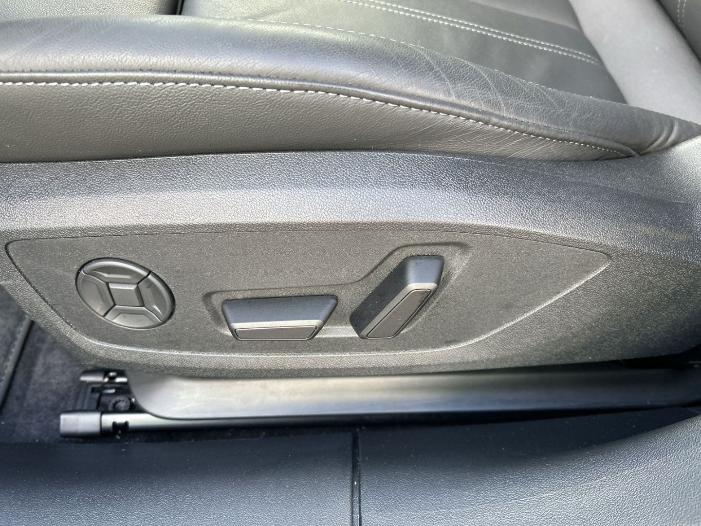 Fahrzeugabbildung Audi A5 Avant TFSI quattro AHK+NAVI+LEDER+LED+ACC+KAM - mit KI generiert/bearbeitet