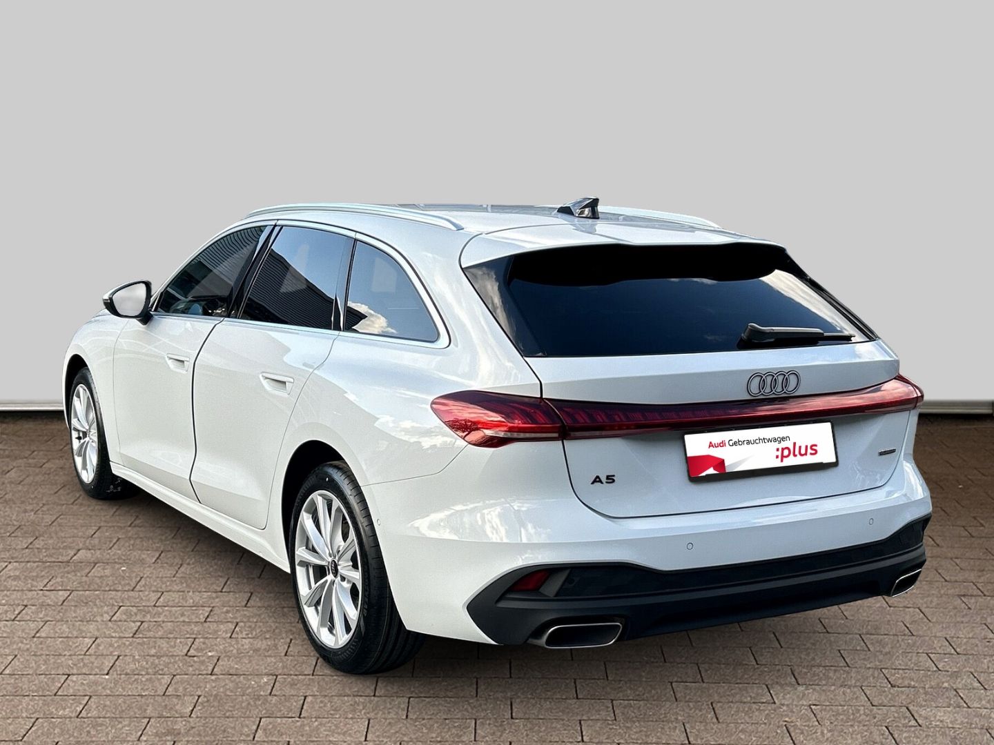 Fahrzeugabbildung Audi A5 Avant TFSI quattro AHK+NAVI+LEDER+LED+ACC+KAM - mit KI generiert/bearbeitet