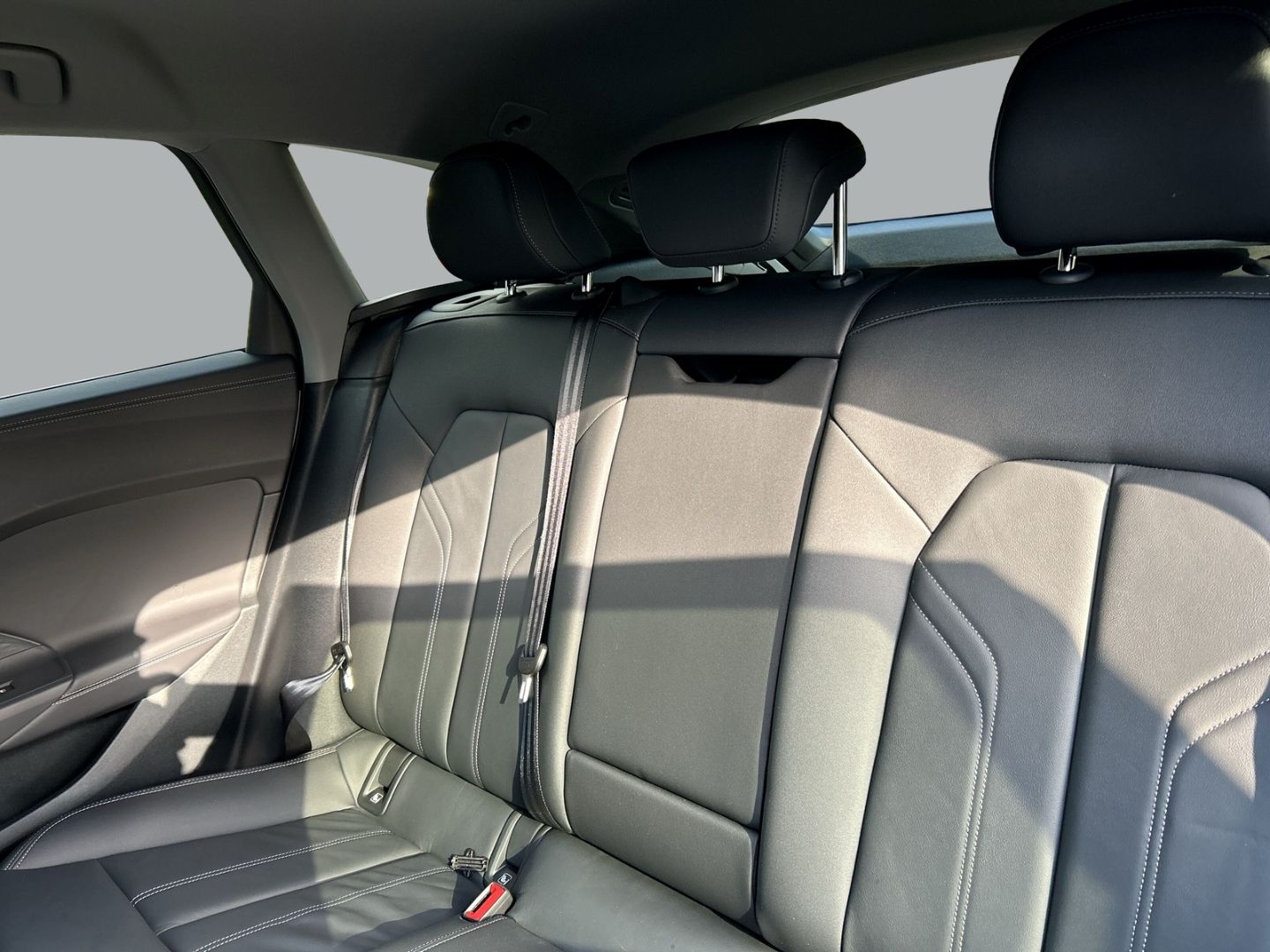 Fahrzeugabbildung Audi A5 Avant TFSI quattro AHK+NAVI+LEDER+LED+ACC+KAM - mit KI generiert/bearbeitet