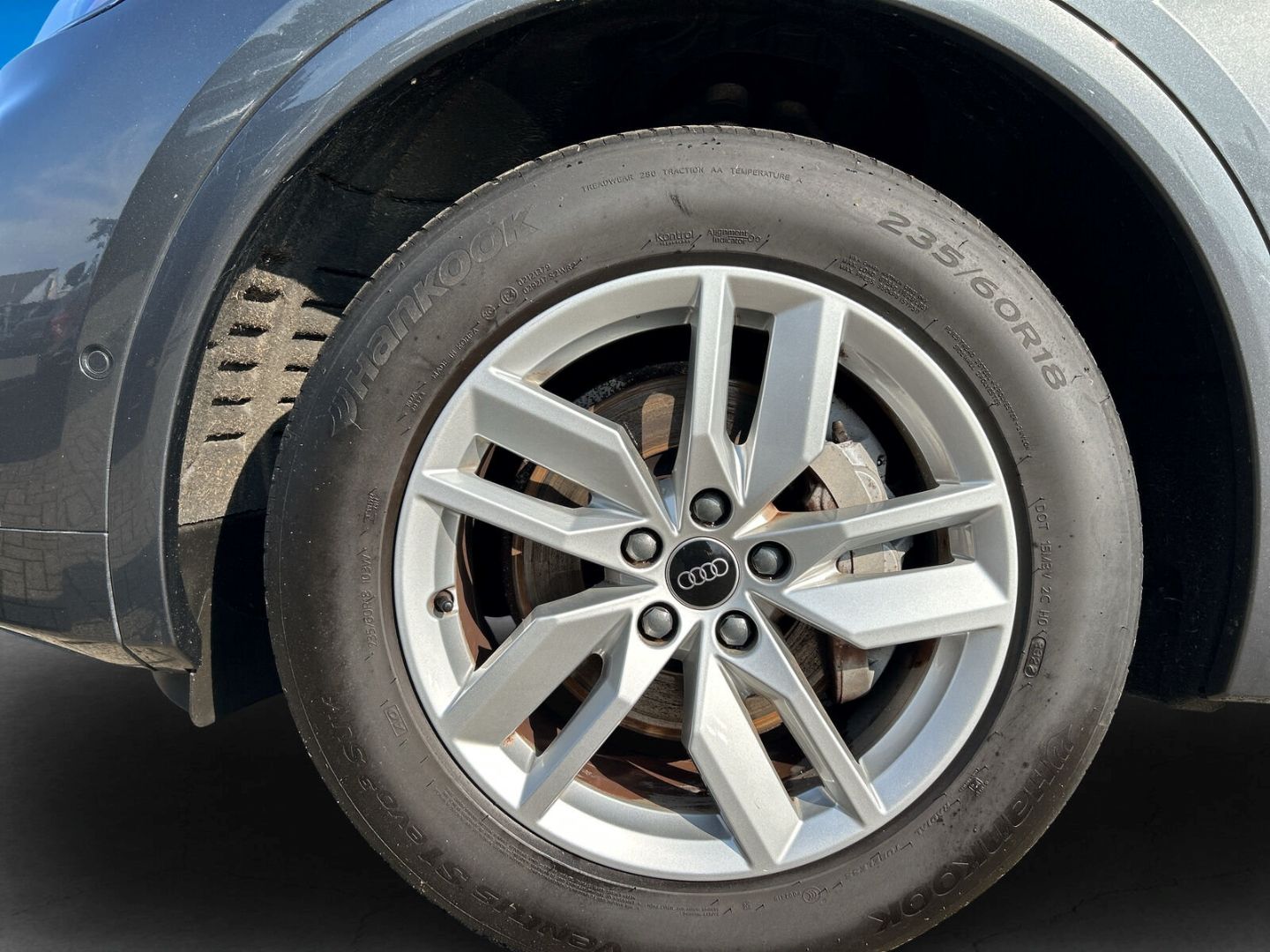 Fahrzeug 13 Fahrzeugabbildung Audi Q5 40 TDI QUATTRO+SLINE+LED+LUFT+AHK+SHZ+NAVI - mit KI generiert/bearbeitet