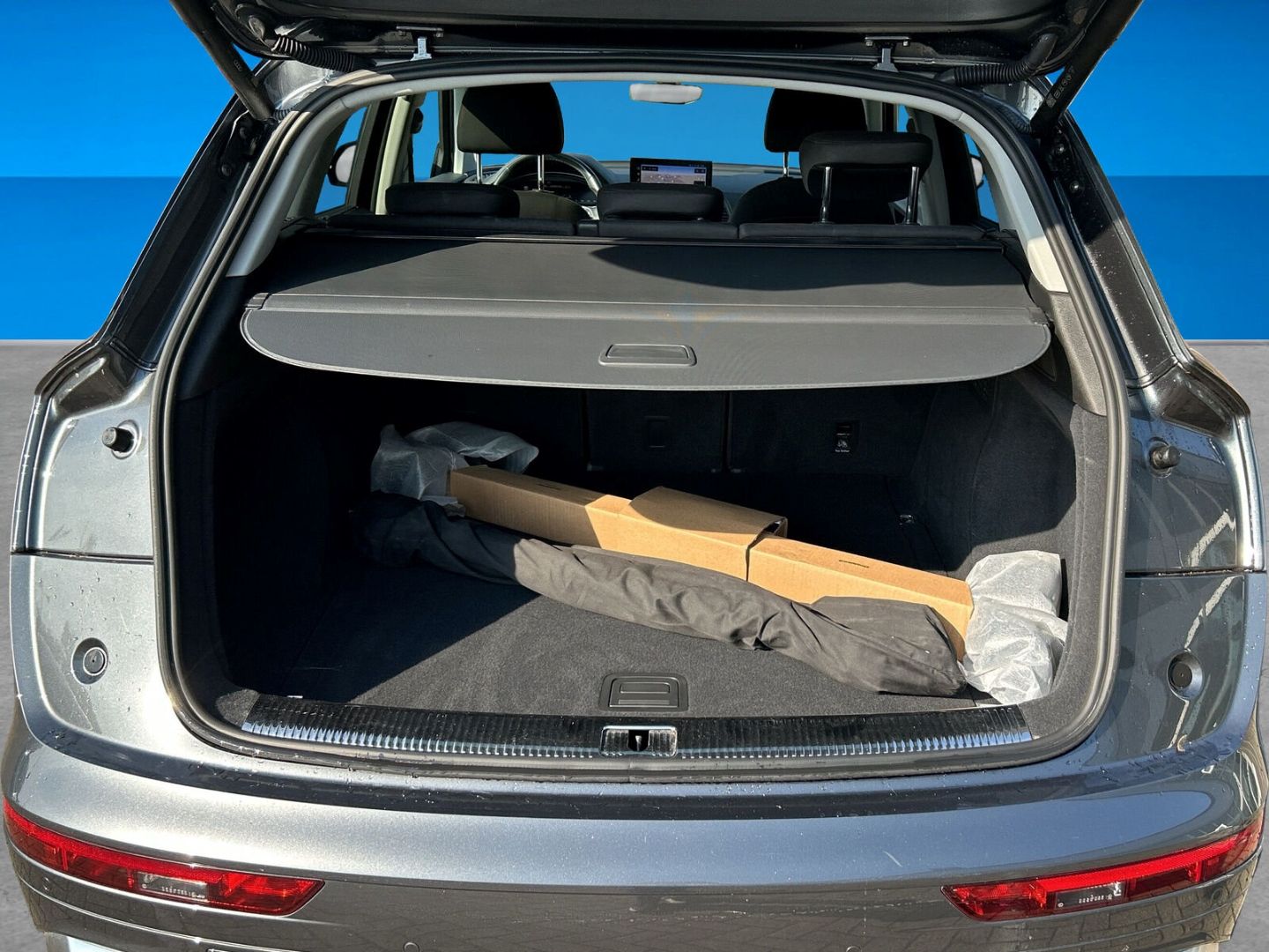 Fahrzeug 14 Fahrzeugabbildung Audi Q5 40 TDI QUATTRO+SLINE+LED+LUFT+AHK+SHZ+NAVI - mit KI generiert/bearbeitet