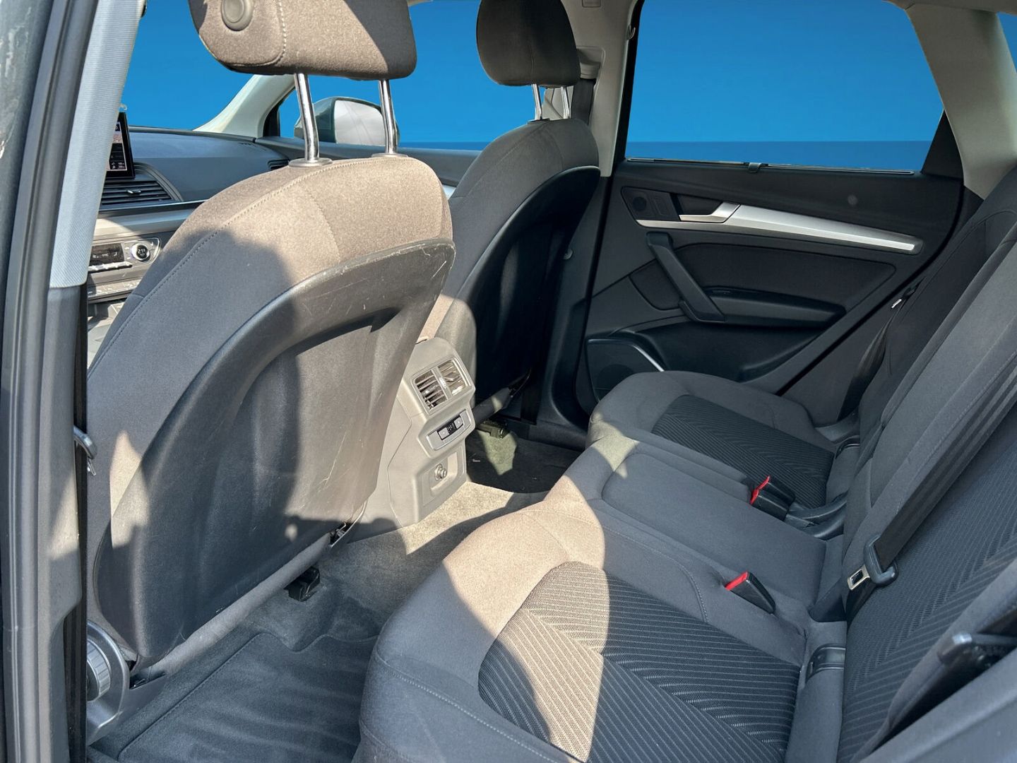 Fahrzeug 18 Fahrzeugabbildung Audi Q5 40 TDI QUATTRO+SLINE+LED+LUFT+AHK+SHZ+NAVI - mit KI generiert/bearbeitet