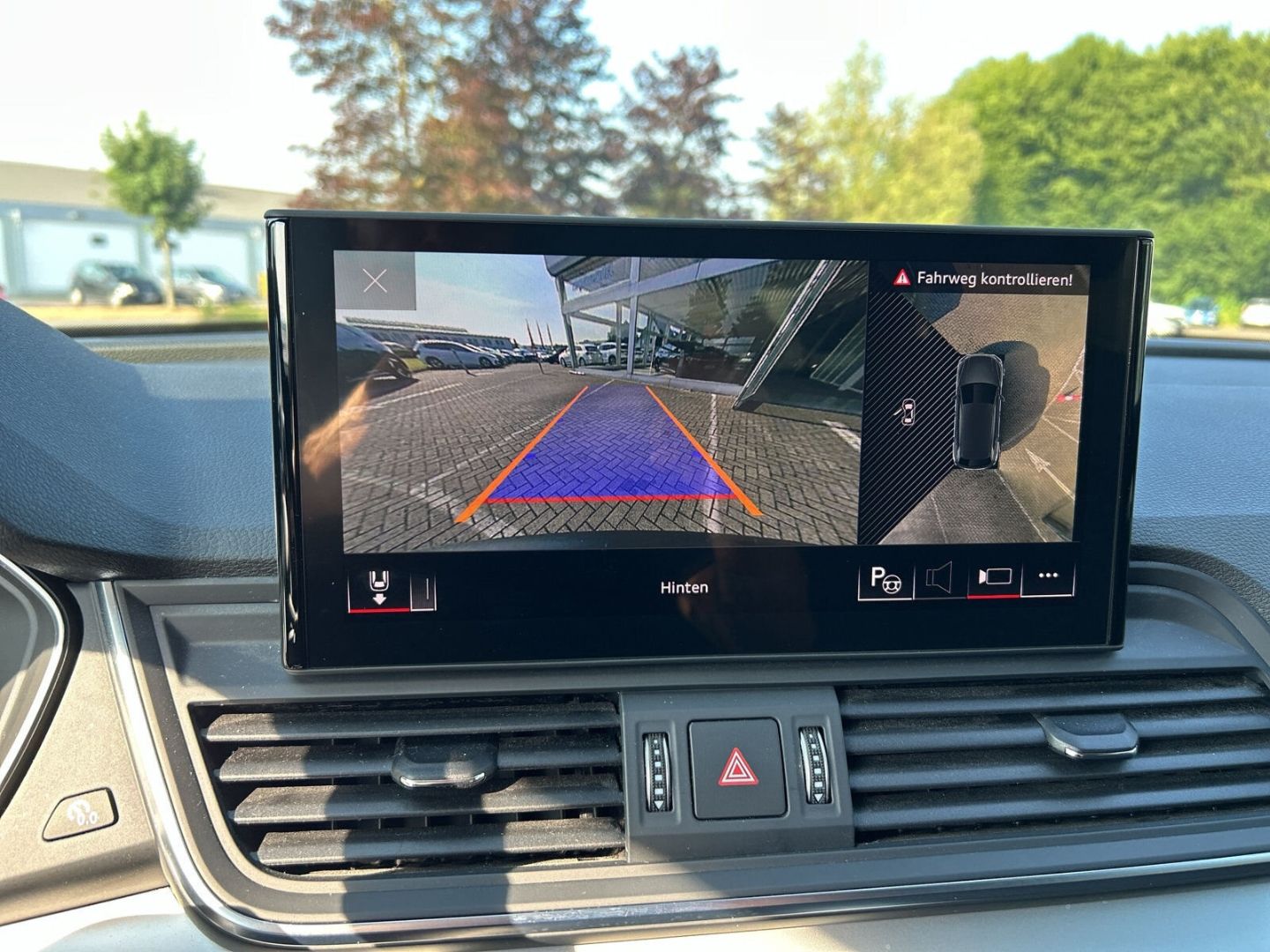 Fahrzeug 20 Fahrzeugabbildung Audi Q5 40 TDI QUATTRO+SLINE+LED+LUFT+AHK+SHZ+NAVI - mit KI generiert/bearbeitet
