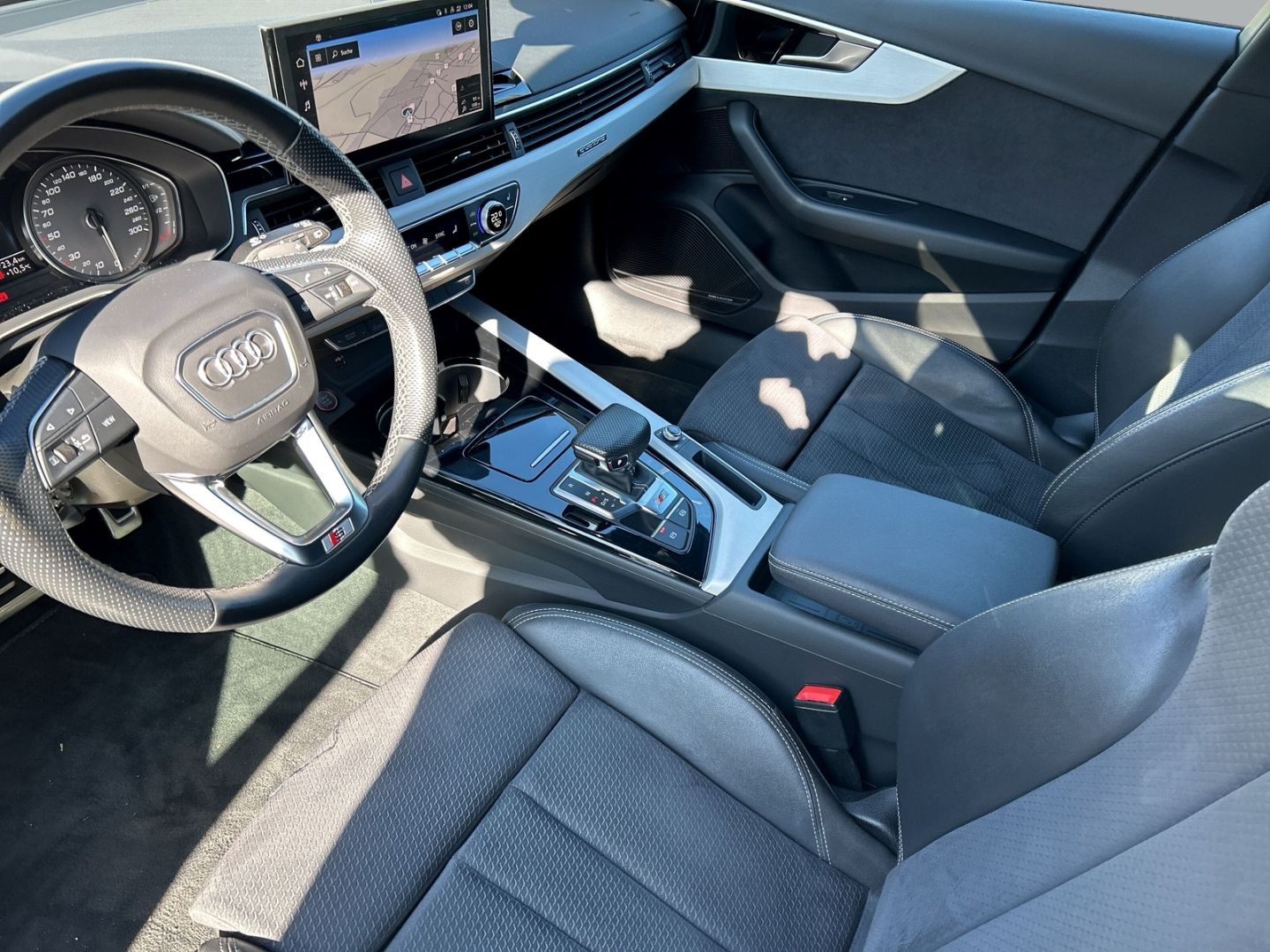 Fahrzeug 12 Fahrzeugabbildung Audi S4 Avant 3.0 TDI MATRIX-LED+B&O+Standhzg+AHK+KAM - mit KI generiert/bearbeitet