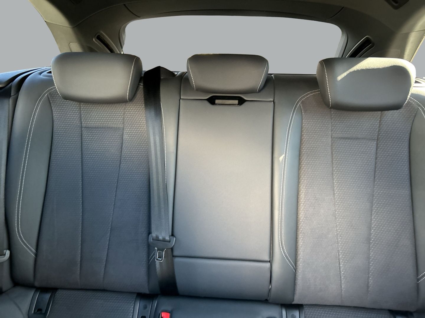 Fahrzeug 13 Fahrzeugabbildung Audi S4 Avant 3.0 TDI MATRIX-LED+B&O+Standhzg+AHK+KAM - mit KI generiert/bearbeitet