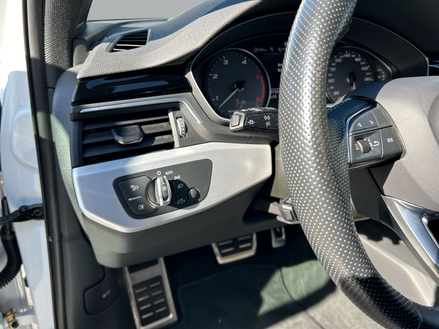 Fahrzeug 16 Fahrzeugabbildung Audi S4 Avant 3.0 TDI MATRIX-LED+B&O+Standhzg+AHK+KAM - mit KI generiert/bearbeitet