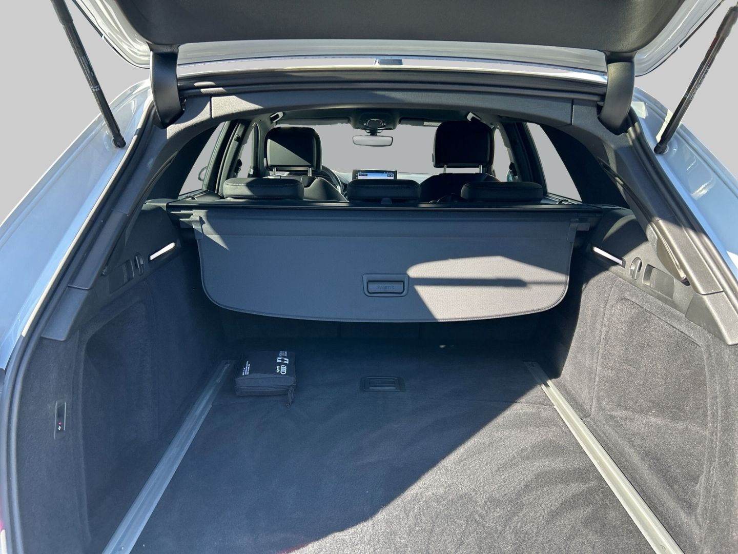 Fahrzeug 19 Fahrzeugabbildung Audi S4 Avant 3.0 TDI MATRIX-LED+B&O+Standhzg+AHK+KAM - mit KI generiert/bearbeitet