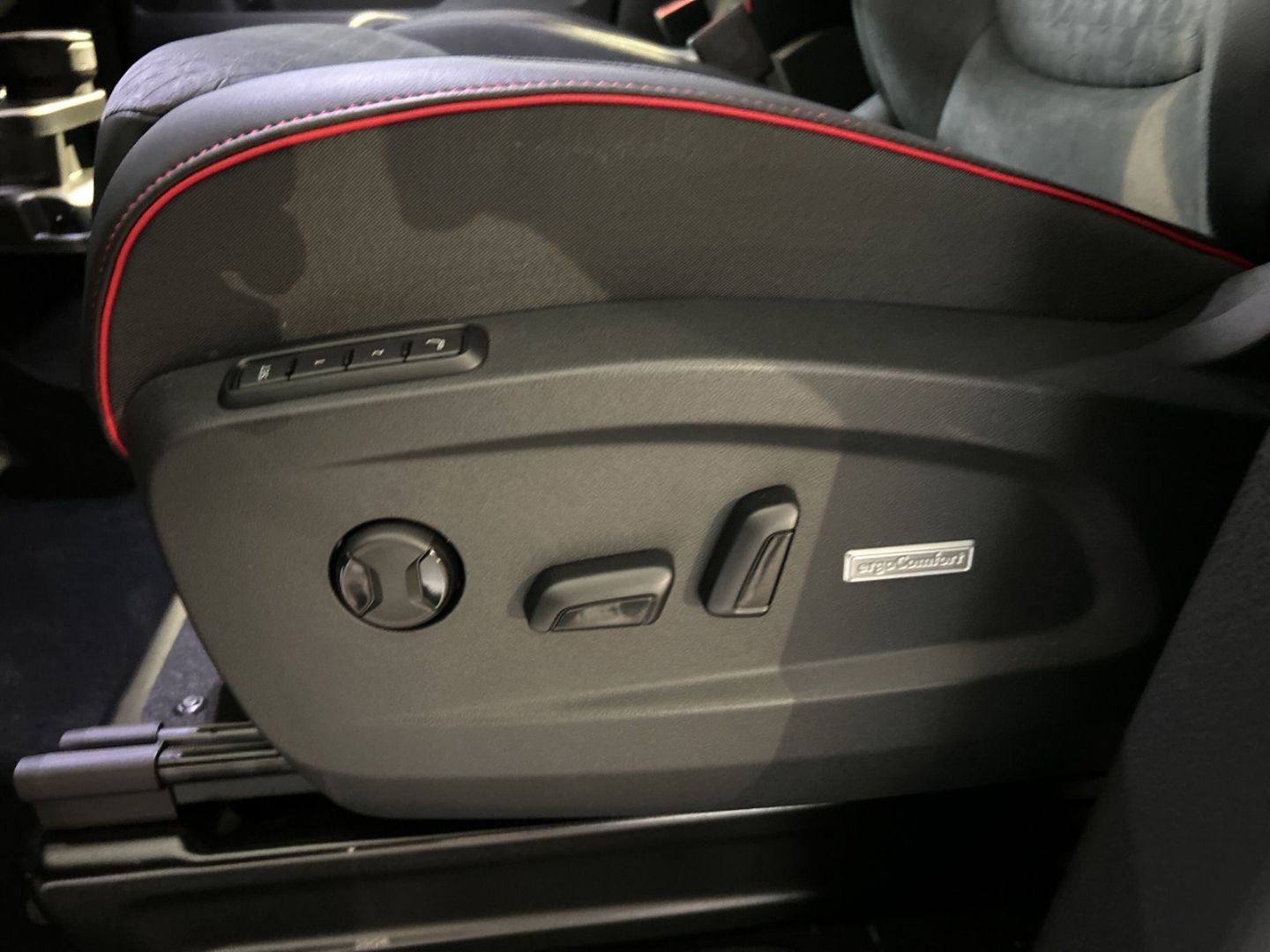 Fahrzeugabbildung Volkswagen ID. Buzz GTX 4M LR 7SITZER DESIGN + KOMFORT+ AHK