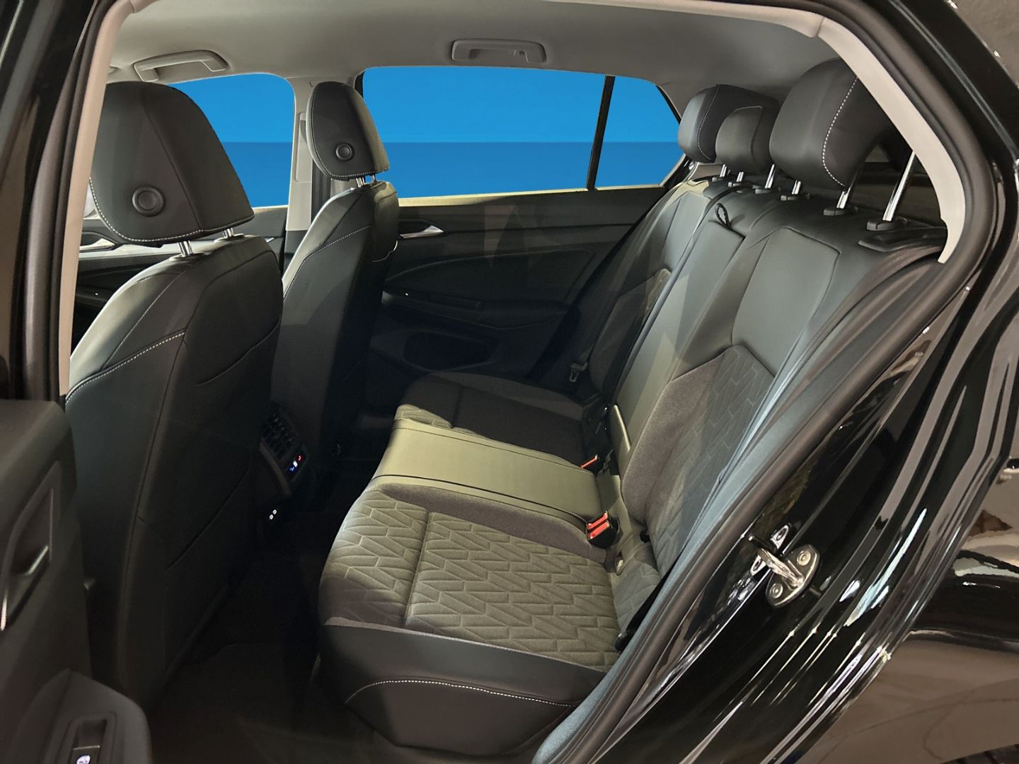 Fahrzeugabbildung Volkswagen Golf Energy 2,0l TDI DSG AHK LED REAR VIEW NAVI