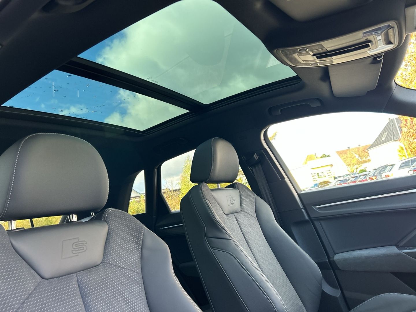 Fahrzeugabbildung Audi Q3 advanced 40 TFSI quattro AHK+PANO+LED+KAMERA