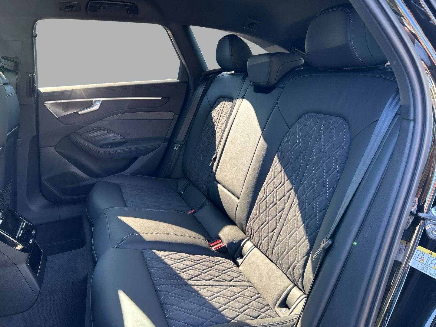 Fahrzeugabbildung Audi A6 Avant edition one 2.0 TDI S-LINE+HUD+B&O+LEDE