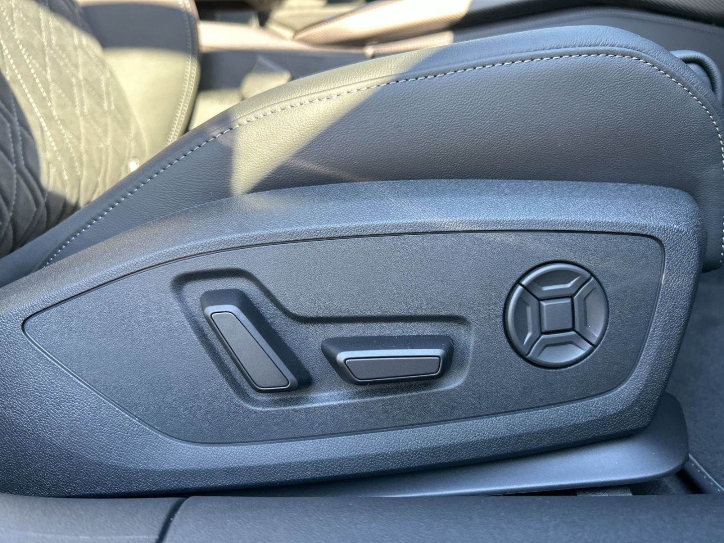 Fahrzeugabbildung Audi A6 Avant edition one 2.0 TDI S-LINE+HUD+B&O+LEDE