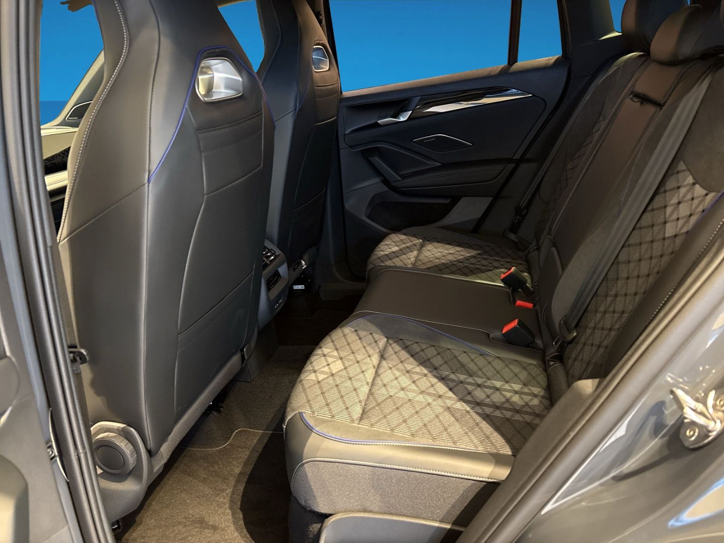 Fahrzeugabbildung Volkswagen Tiguan R-Line 2,0l TDI BLACK STYLE AHK MATRIX HA