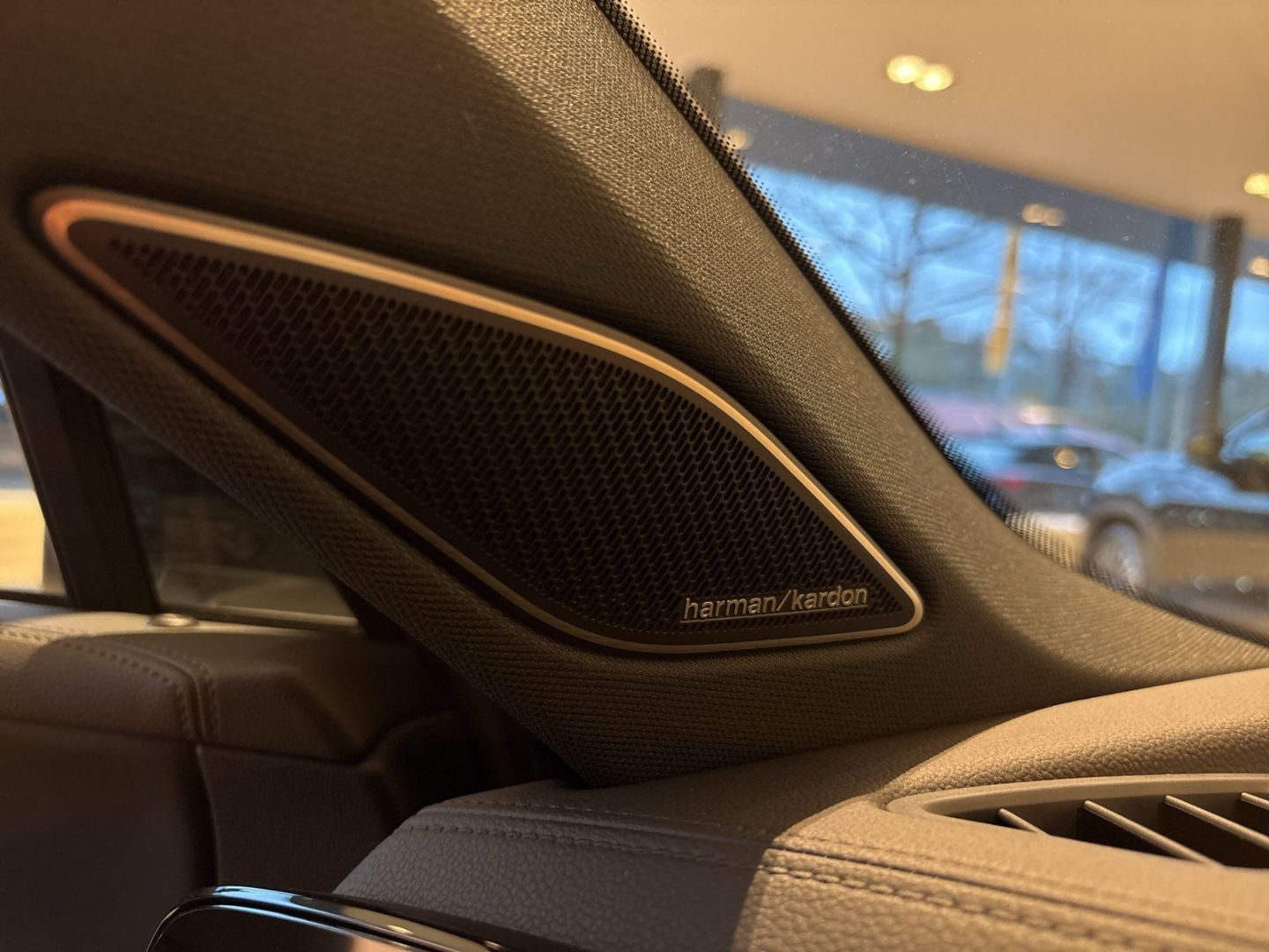 Fahrzeugabbildung Volkswagen Tiguan R-Line 2,0l TDI BLACK STYLE AHK MATRIX HA