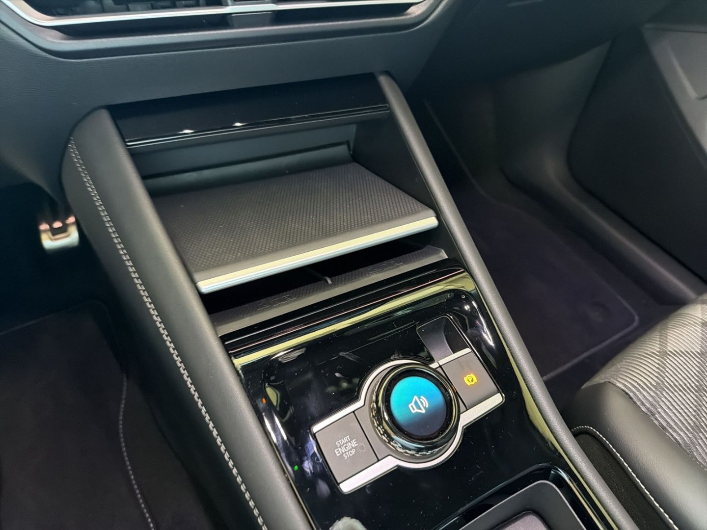 Fahrzeug 20 Fahrzeugabbildung Volkswagen Tiguan R-Line 2,0l TDI BLACK STYLE AHK MATRIX HA