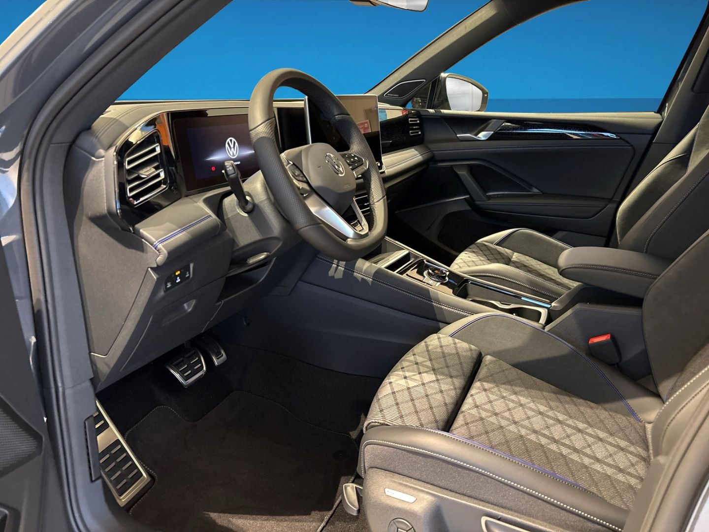 Fahrzeugabbildung Volkswagen Tiguan R-Line 2,0l TDI BLACK STYLE AHK MATRIX HA