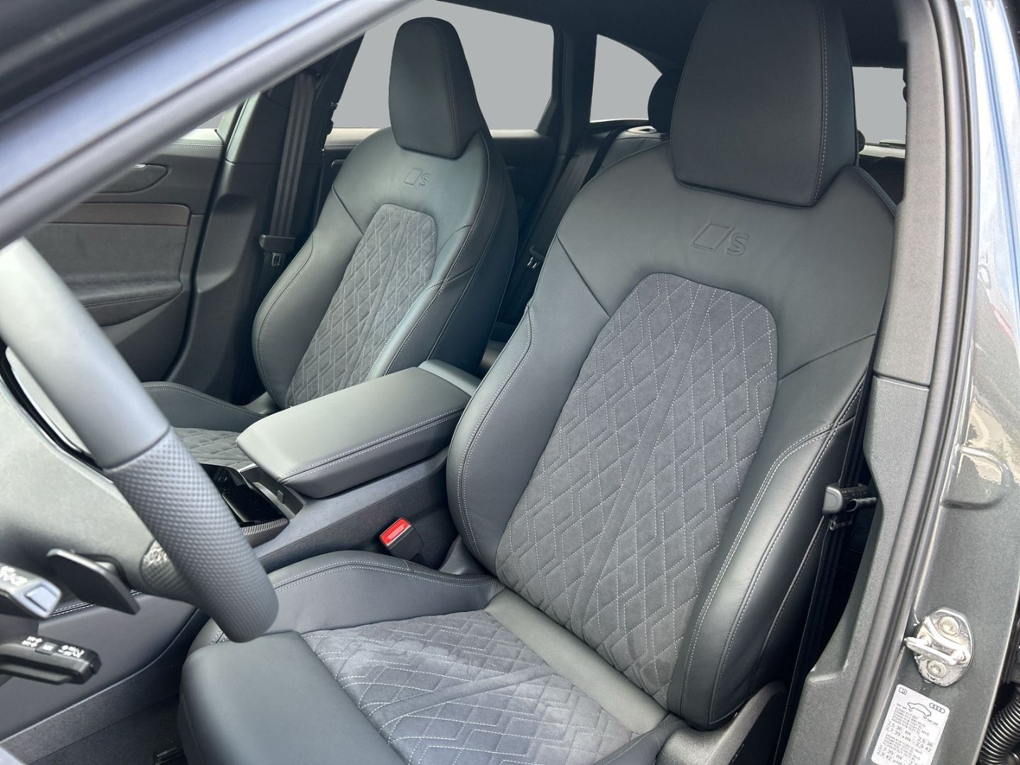 Fahrzeugabbildung Audi A6 Avant edition one 2.0 TDI S-line+HUD+NAVI+LED