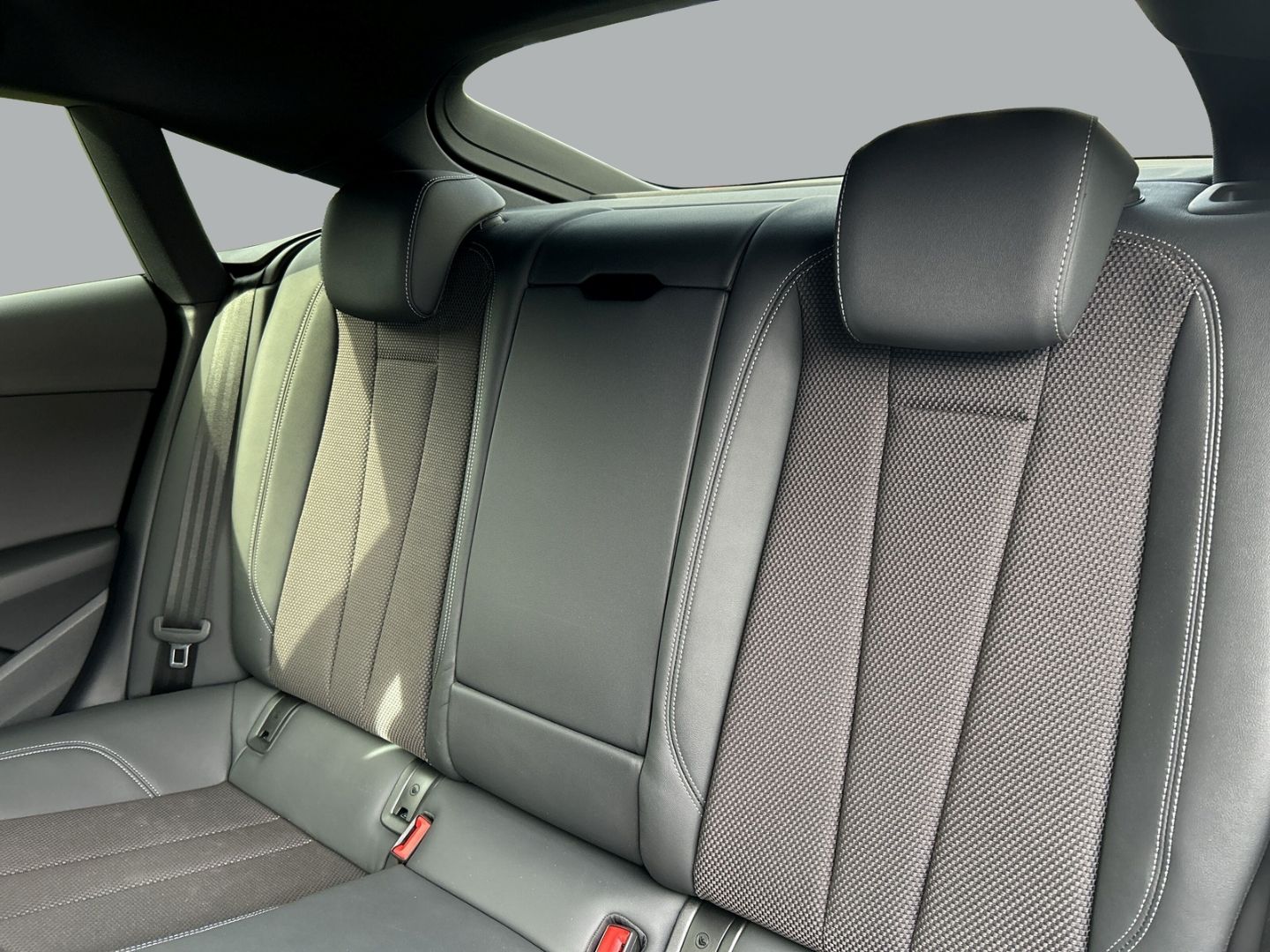 Fahrzeug 9 Fahrzeugabbildung Audi A5 Sportback 40 TFSI quattro S-tronic S-LINE+MAT