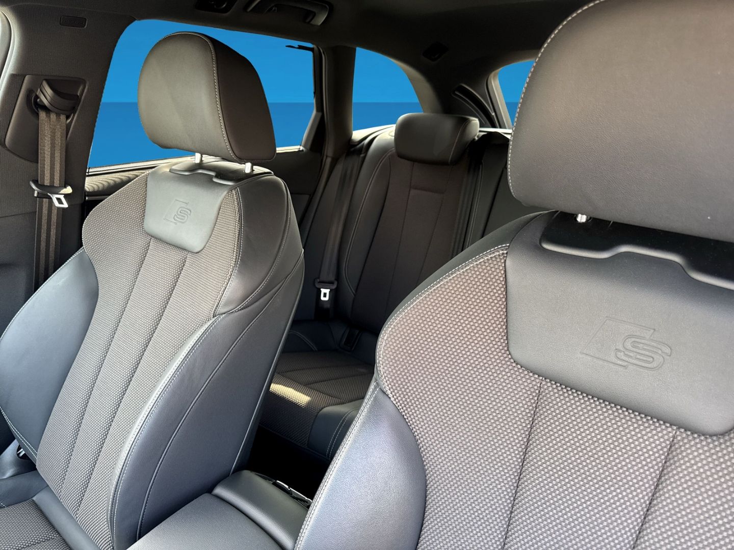 Fahrzeug 13 Fahrzeugabbildung Audi A4 Avant 35 TDI S line 2.0 Competition Kamera