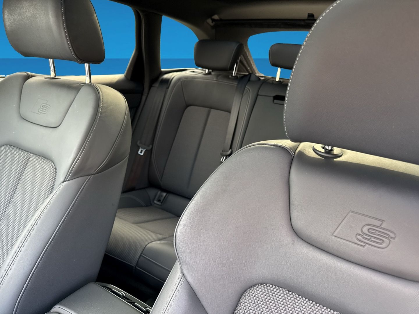 Fahrzeug 13 Fahrzeugabbildung Audi A6 Avant 40 TDI S line 2.0 LED Pano Kamera AHK