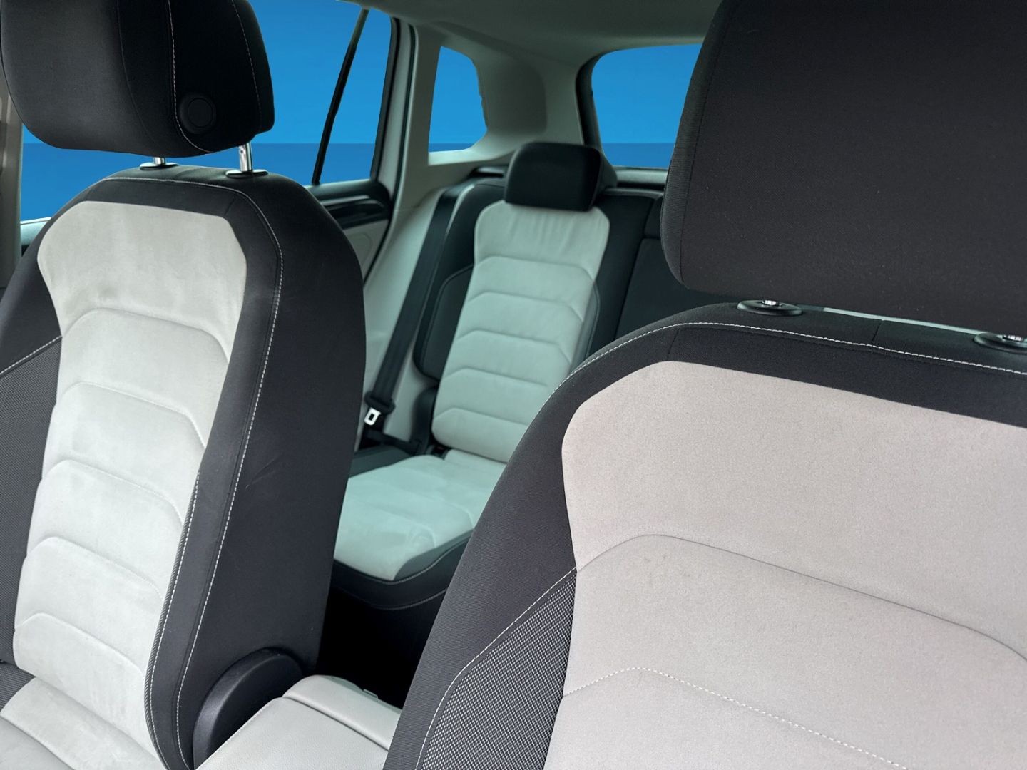 Fahrzeug 13 Fahrzeugabbildung Volkswagen Tiguan Highline R-Line 4Motion 2.0 TDI AHK