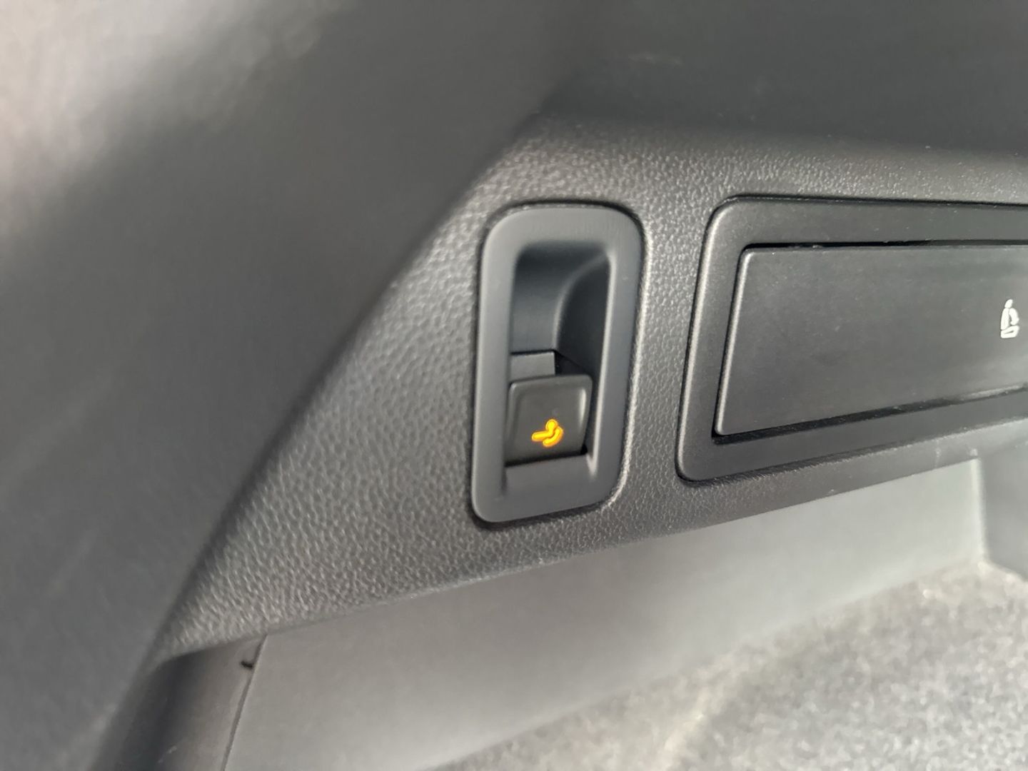 Fahrzeug 14 Fahrzeugabbildung Volkswagen Tiguan Highline R-Line 4Motion 2.0 TDI AHK