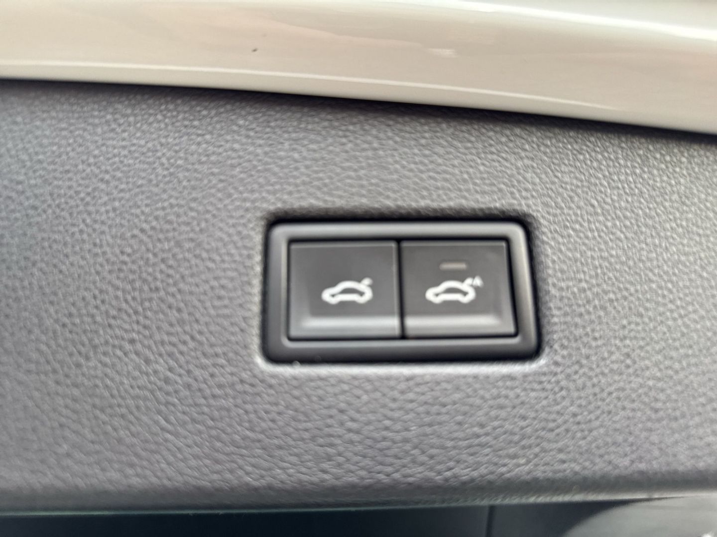 Fahrzeug 15 Fahrzeugabbildung Volkswagen Tiguan Highline R-Line 4Motion 2.0 TDI AHK