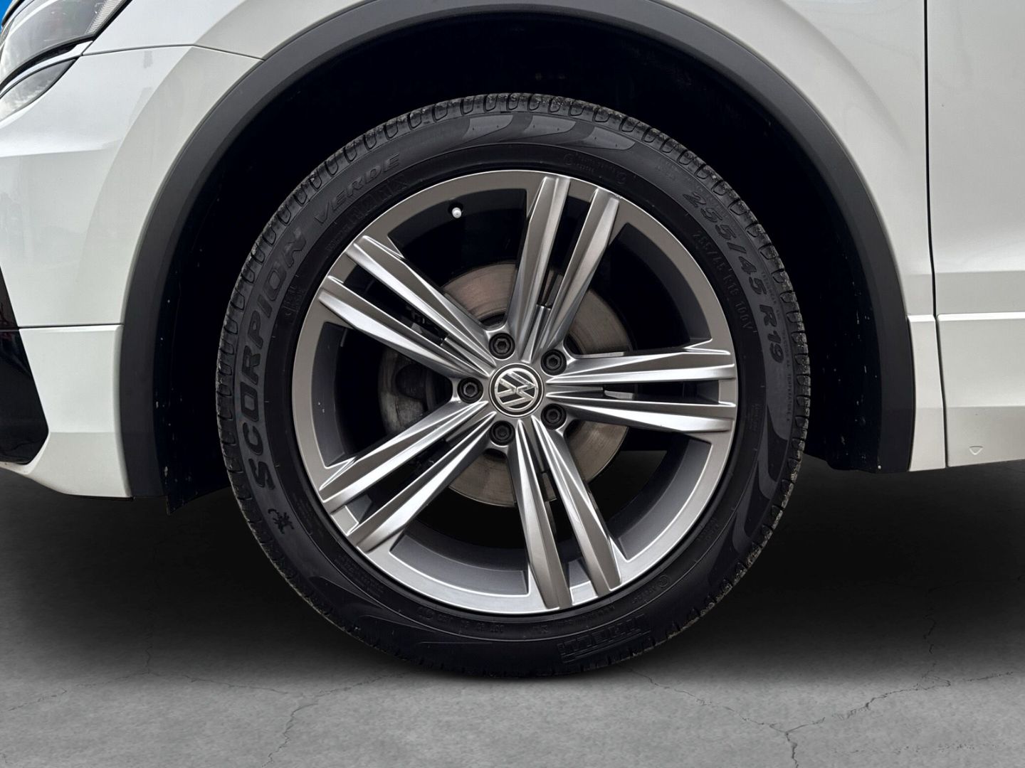 Fahrzeug 8 Fahrzeugabbildung Volkswagen Tiguan Highline R-Line 4Motion 2.0 TDI AHK