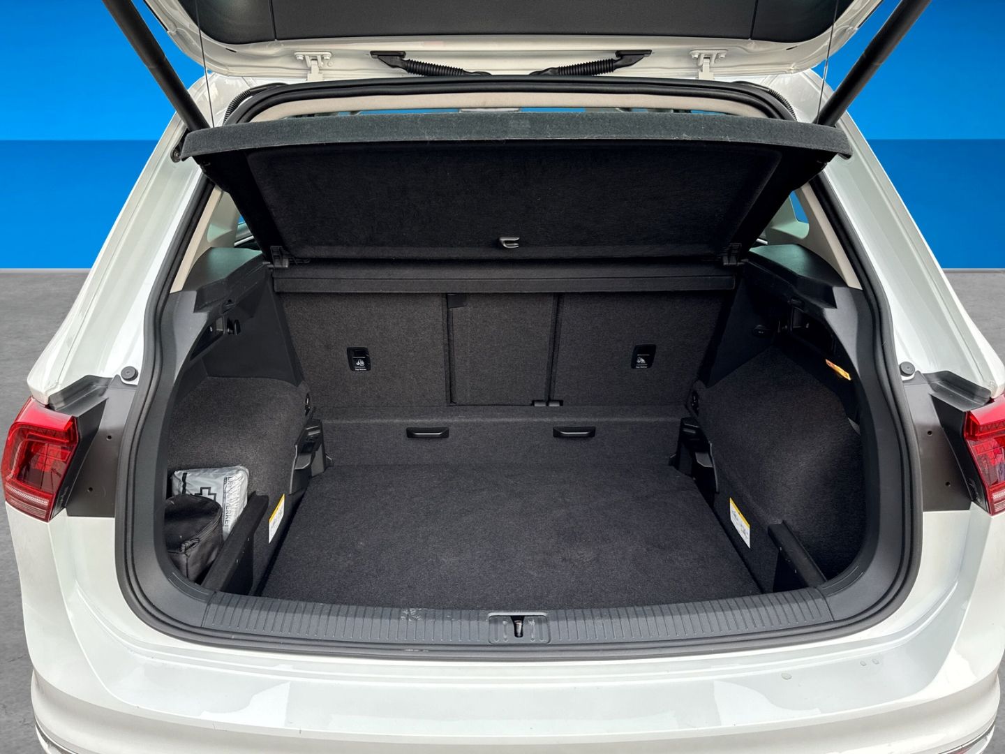 Fahrzeug 9 Fahrzeugabbildung Volkswagen Tiguan Highline R-Line 4Motion 2.0 TDI AHK