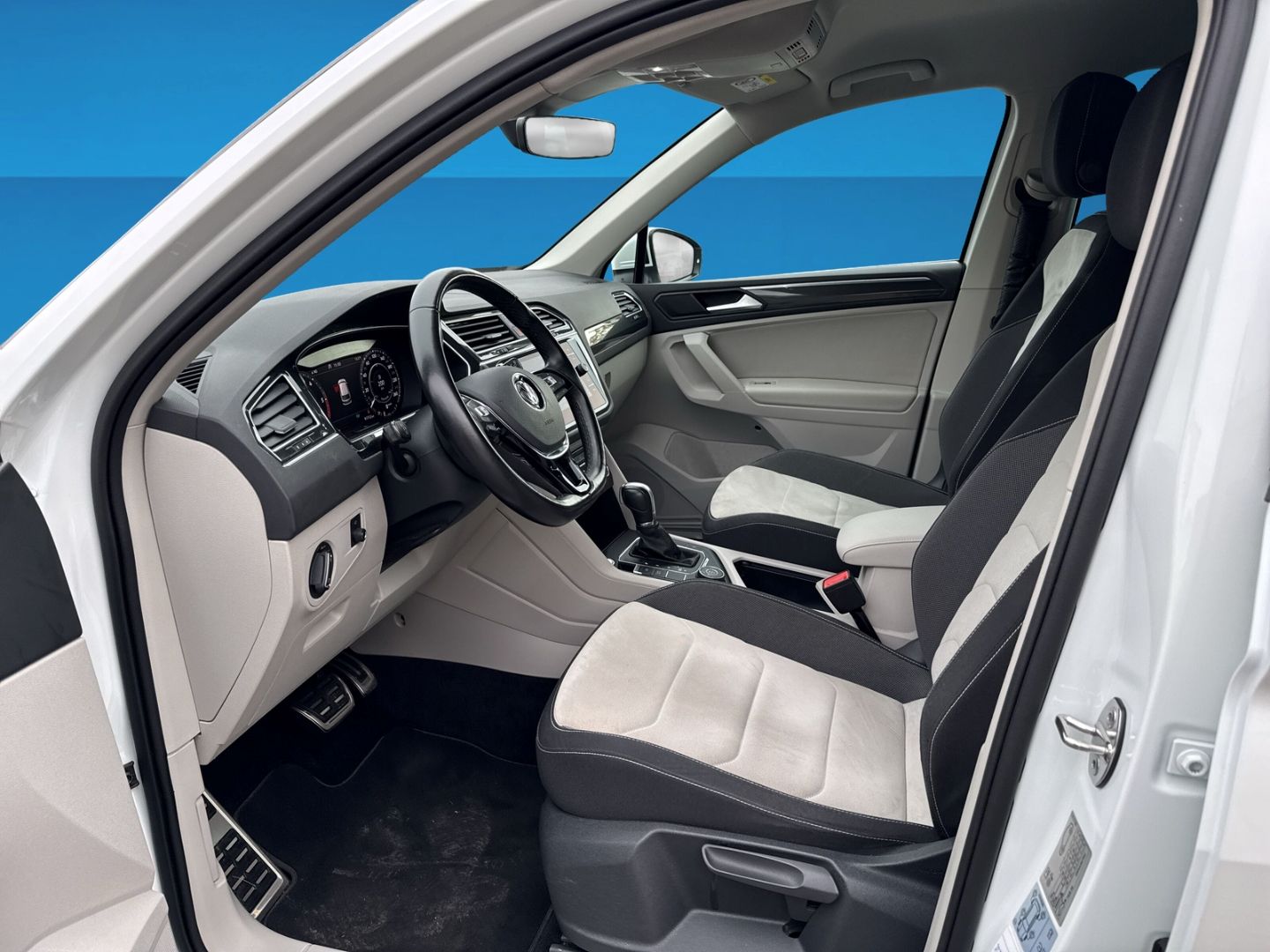 Fahrzeug 10 Fahrzeugabbildung Volkswagen Tiguan Highline R-Line 4Motion 2.0 TDI AHK