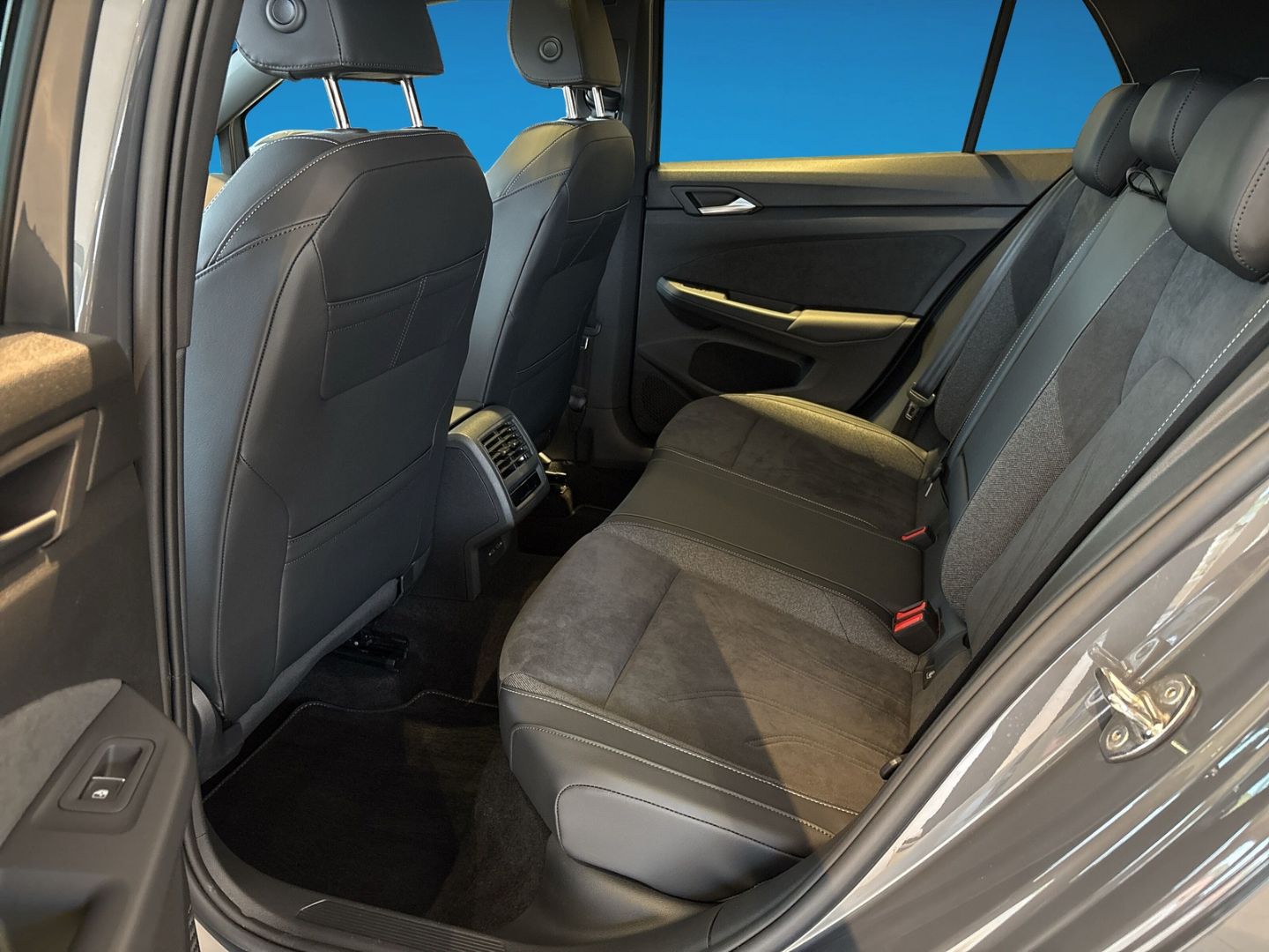 Fahrzeug 13 Fahrzeugabbildung Volkswagen Golf 8 1.5 eTSI Edition 50 Kamera, IQ-Light, Car