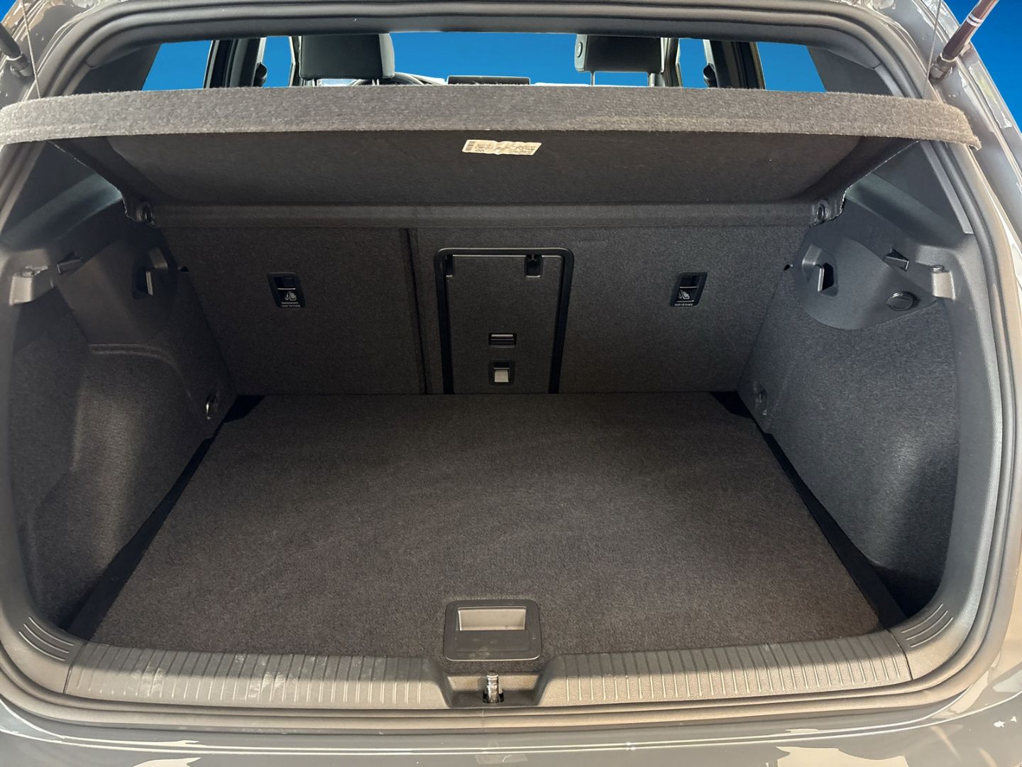 Fahrzeug 9 Fahrzeugabbildung Volkswagen Golf 8 1.5 eTSI Edition 50 Kamera, IQ-Light, Car