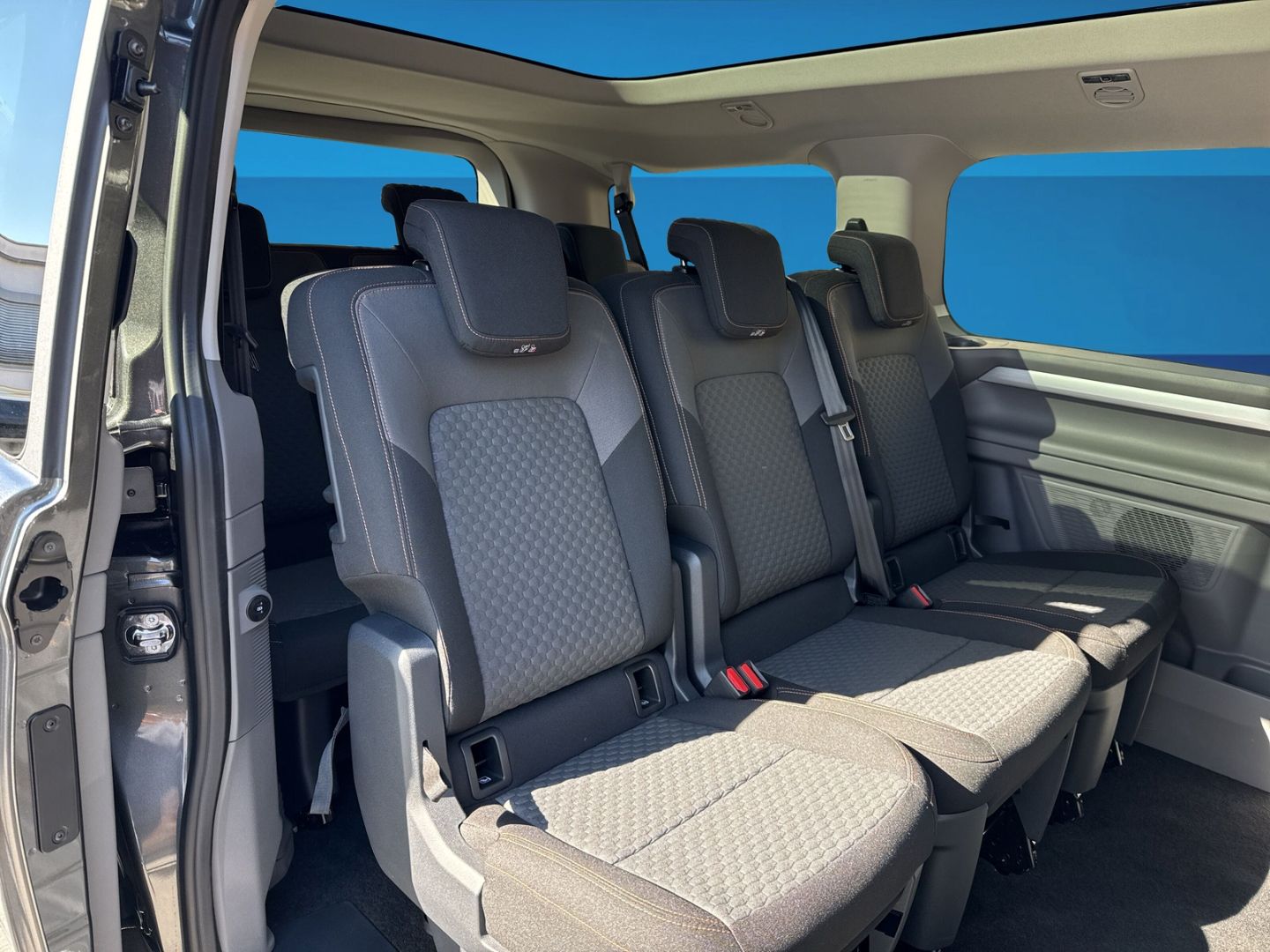 Fahrzeugabbildung Volkswagen Caravelle Life 2,0 l TDI 110 kW 8-Gang-Autom. KR