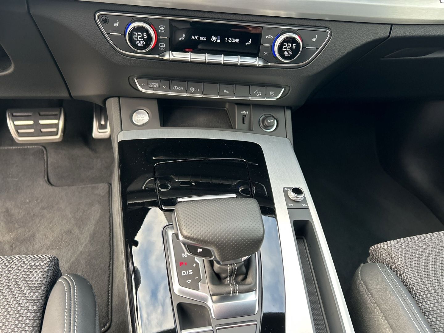 Fahrzeug 14 Fahrzeugabbildung Audi Q5 advanced 40 TDI quattro+AHK+PANO+NAVI+LEDER+L