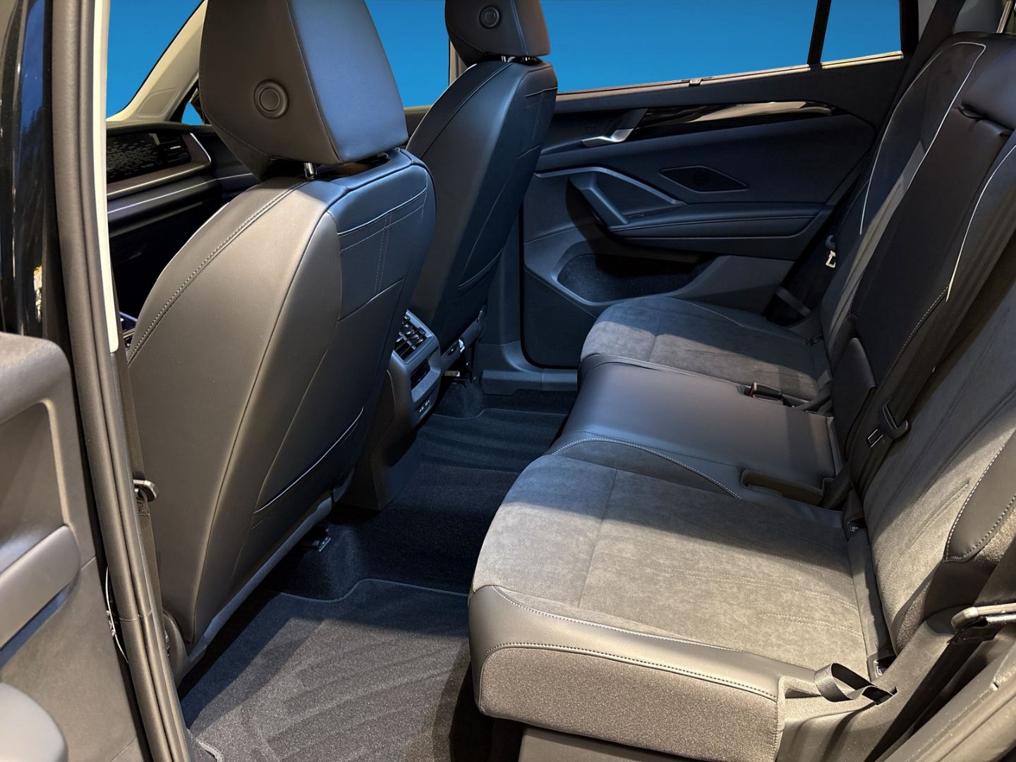 Fahrzeugabbildung Volkswagen Tayron Elegance 2,0l TDI AHK IQ.LIGHT IQ.DRIVE D