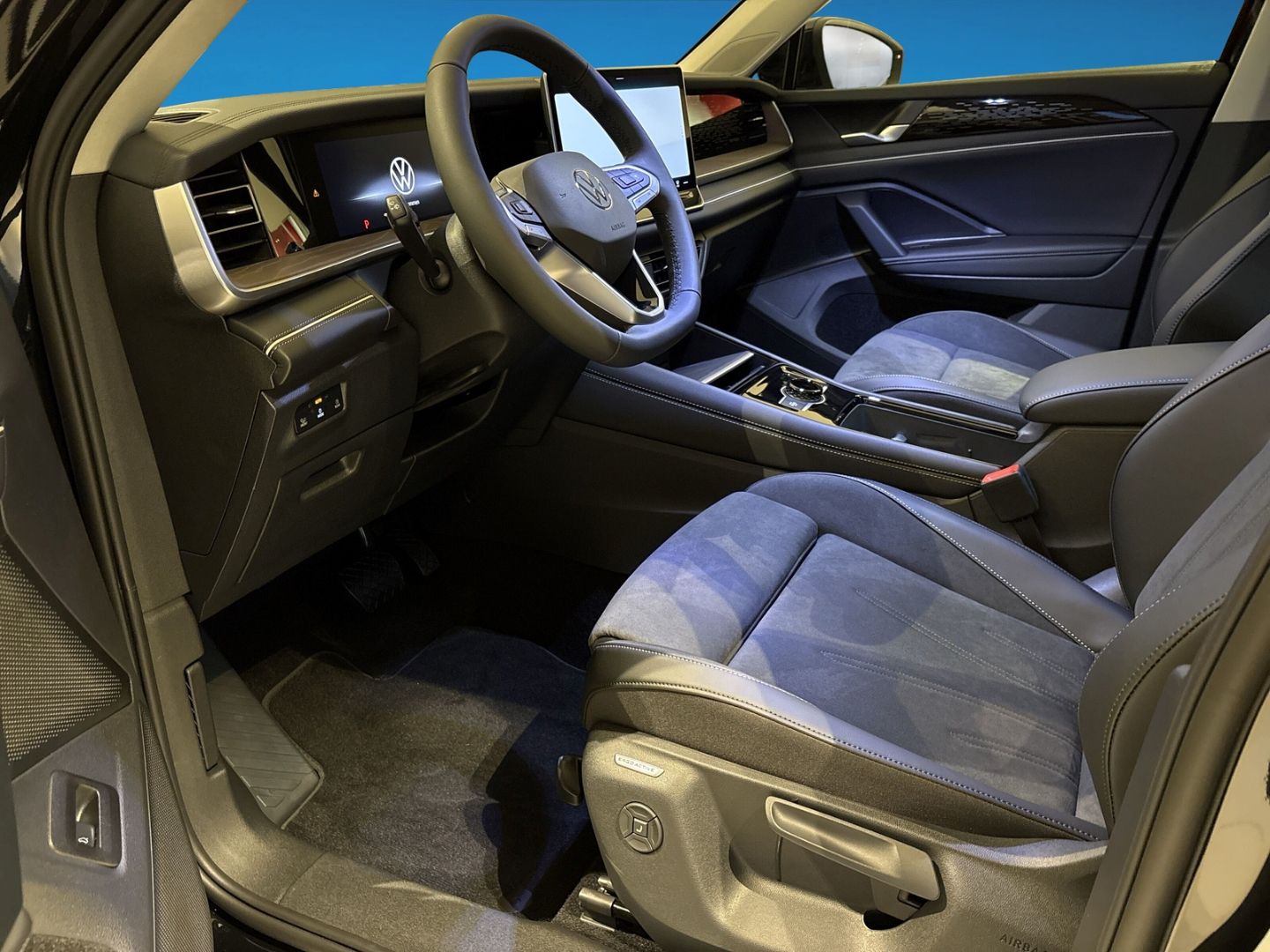 Fahrzeugabbildung Volkswagen Tayron Elegance 2,0l TDI AHK IQ.LIGHT IQ.DRIVE D