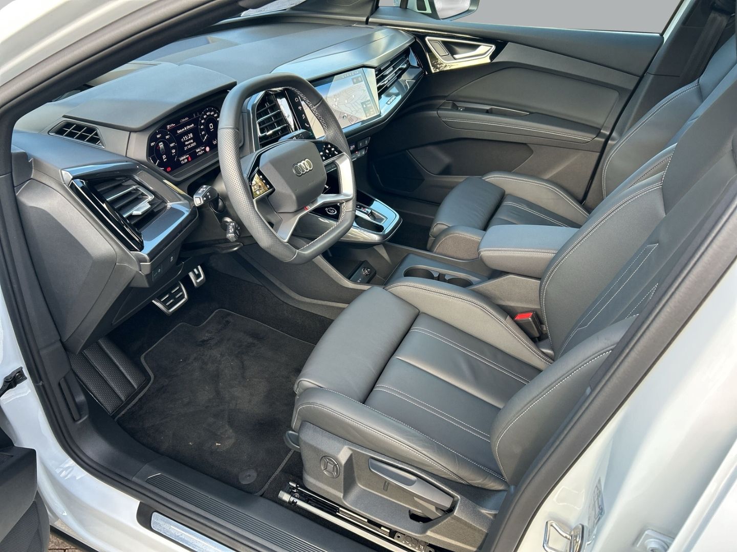 Fahrzeugabbildung Audi Q4 e-tron 55 quattro Sportpaket+HUD+AHK+PANO+NAV