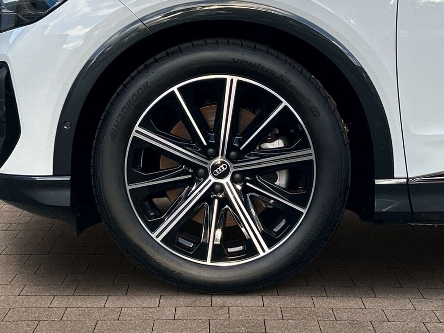 Fahrzeugabbildung Audi Q4 e-tron 55 quattro Sportpaket+HUD+AHK+PANO+NAV