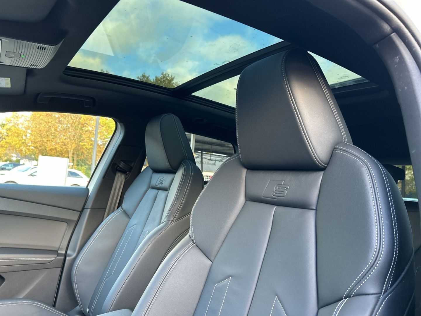 Fahrzeugabbildung Audi Q4 e-tron 55 quattro Sportpaket+HUD+AHK+PANO+NAV