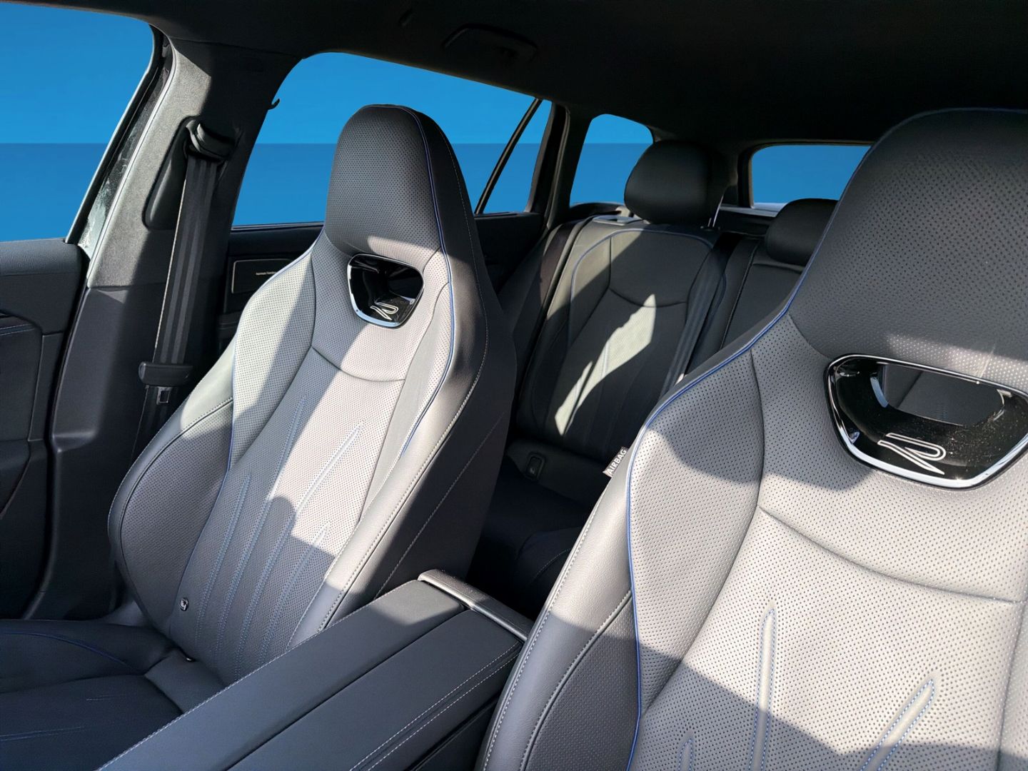 Fahrzeugabbildung Volkswagen Passat Variant 2.0 TDI 142 kW 4Motion R-Line