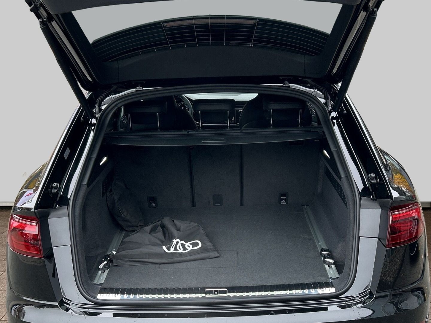 Fahrzeugabbildung Audi Q8 60 TFSI e quattro S-line+SPORTPAKET+HUD+AHK+P