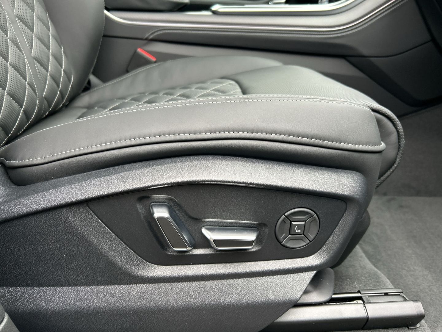 Fahrzeugabbildung Audi Q8 60 TFSI e quattro S-line+SPORTPAKET+HUD+AHK+P