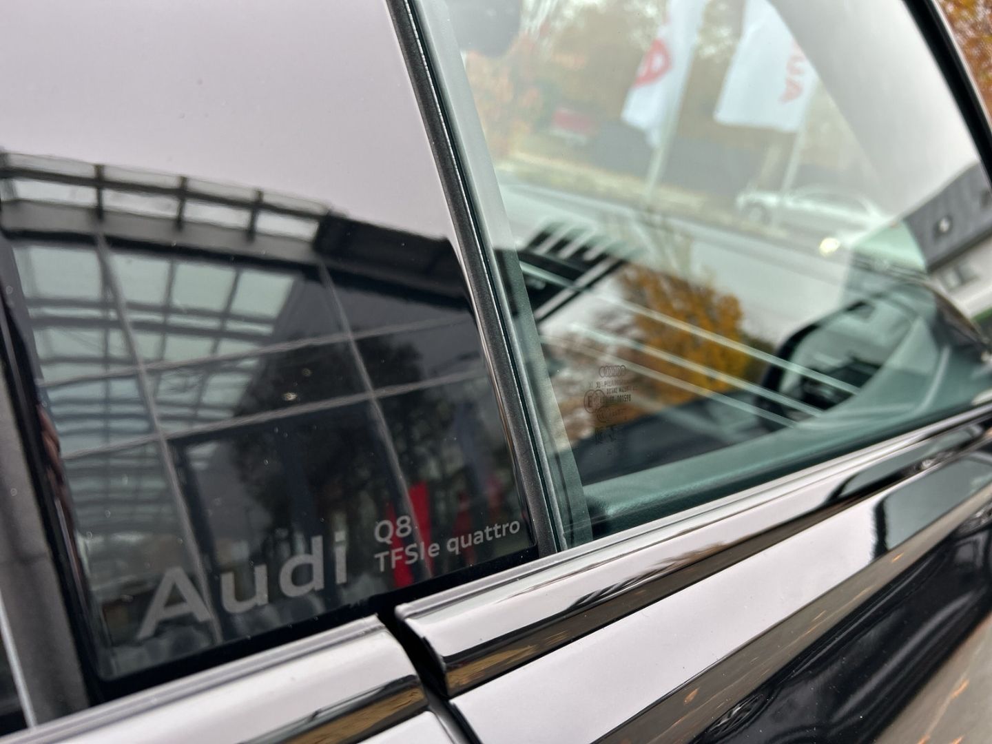 Fahrzeugabbildung Audi Q8 60 TFSI e quattro S-line+SPORTPAKET+HUD+AHK+P