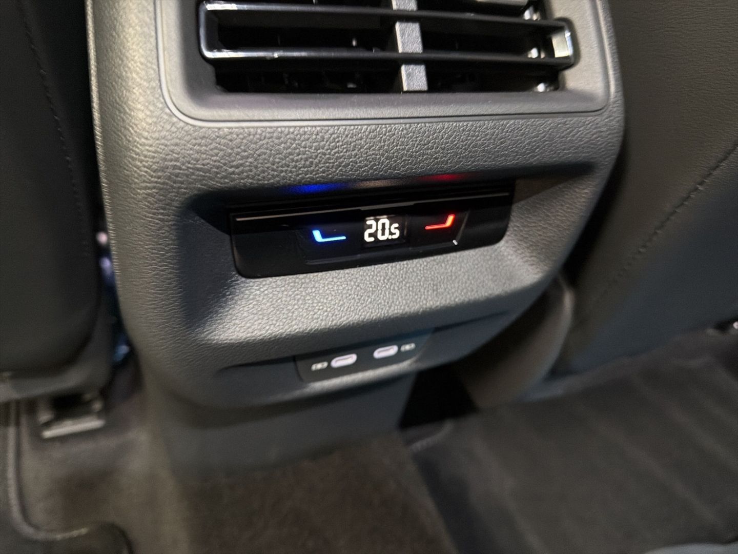 Fahrzeugabbildung Volkswagen Tayron R-Line 2,0l TDI MATRIX LAUNCH AHK BLACK S