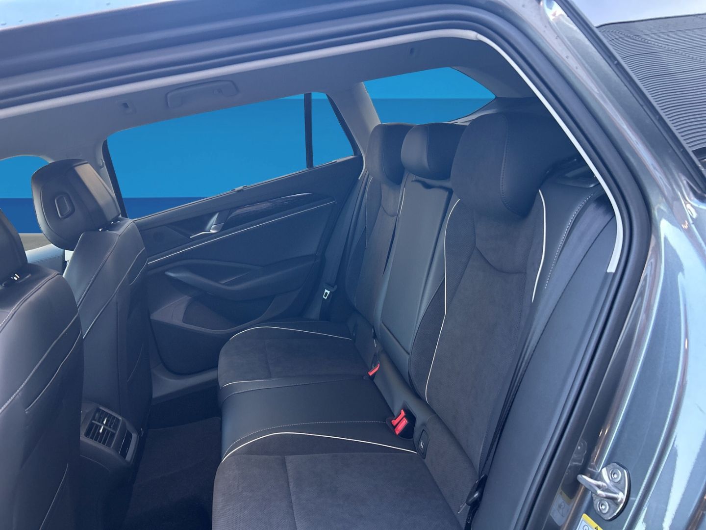 Fahrzeug 13 Fahrzeugabbildung Volkswagen Passat Elegance 2,0l TDI AHK MATRIX BUSINESS PRE