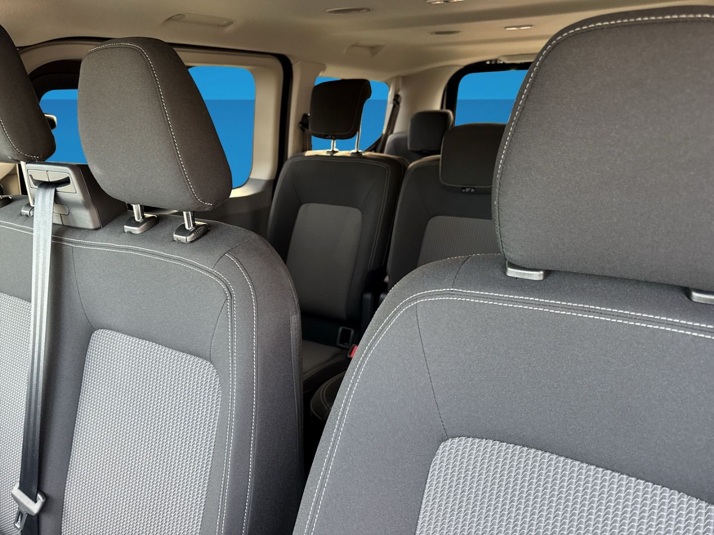 Fahrzeugabbildung Volkswagen T7 Kombi e-Kombi 9 Sitzer Navi Klima