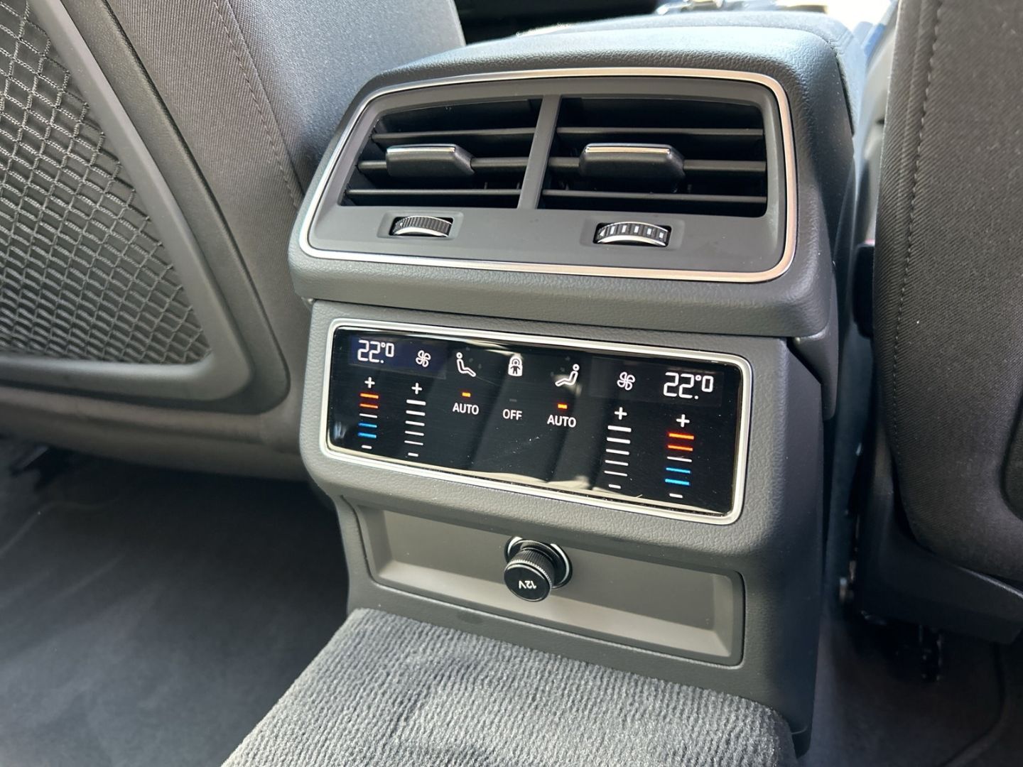 Fahrzeug 18 Fahrzeugabbildung Audi A6 AVANT SPORT 40 TDI KAMERA,LED,CARPLAY Navi