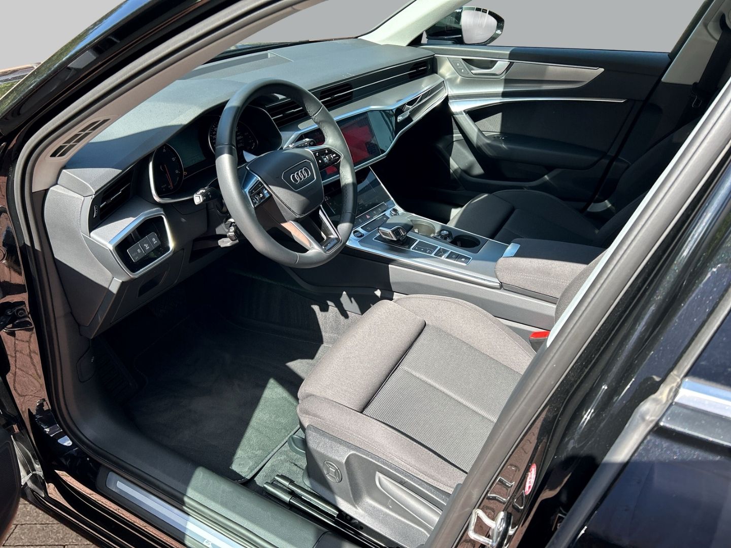 Fahrzeug 9 Fahrzeugabbildung Audi A6 AVANT SPORT 40 TDI KAMERA,LED,CARPLAY Navi