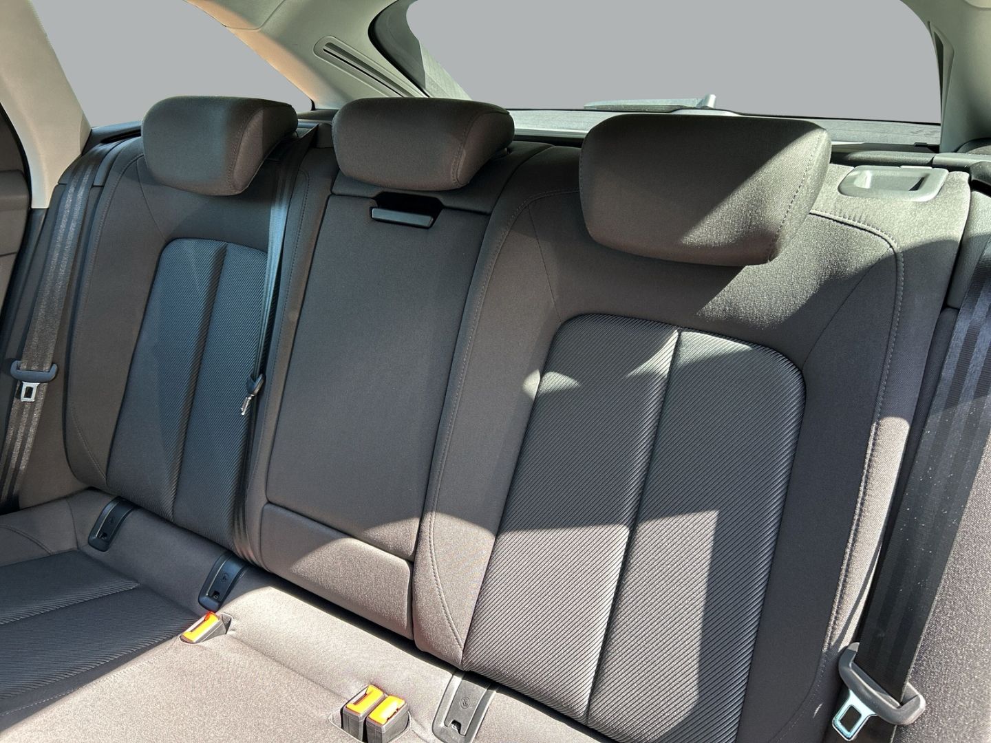 Fahrzeug 10 Fahrzeugabbildung Audi A6 AVANT SPORT 40 TDI KAMERA,LED,CARPLAY Navi