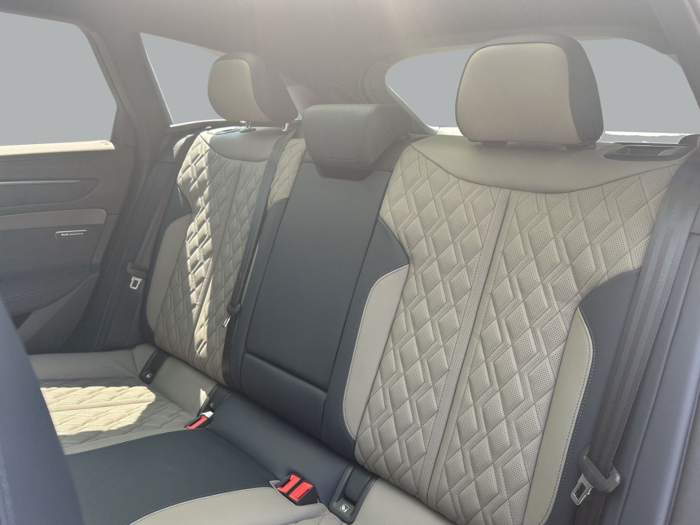 Fahrzeug 13 Fahrzeugabbildung Audi A6 AVANT TFSI 270 kW LED+TECH PRO+B&O+PANO+LUFT